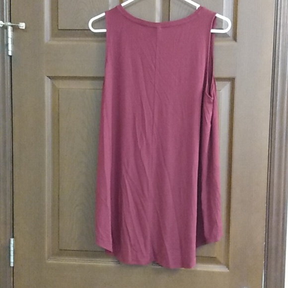 Loose-fitting Long Tank Top - Picture 2 of 3